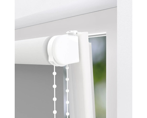 Detailní pohled na bílou roletu se stahovací šňůrou pro dekoraci oken