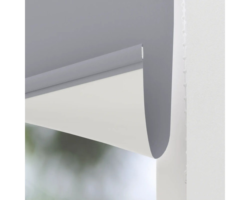 Částečně rozvinutá roleta pro zatemnění oken