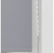 Šedá roleta s ovládacím řetízkem na okně