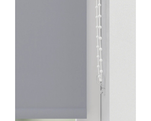 Šedá roleta s ovládacím řetízkem na okně