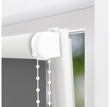 Detailní pohled na bílou roletu s řetízkovým ovládáním u okna