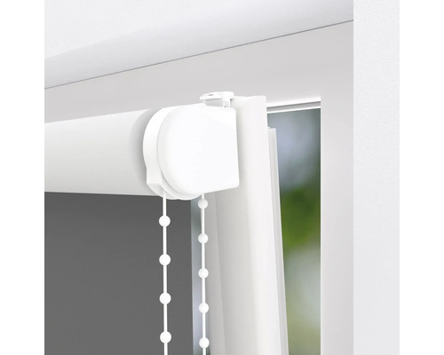 Detailní pohled na bílou roletu s řetízkovým ovládáním u okna