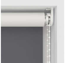 Detail bílé rolety s řetízkovým ovládáním u okna