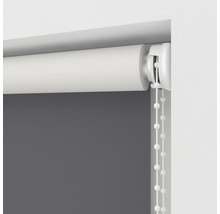 Roleta s řetízkovým ovládáním u okna