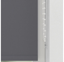 Šedá roleta s ovládacím řetízkem na okně