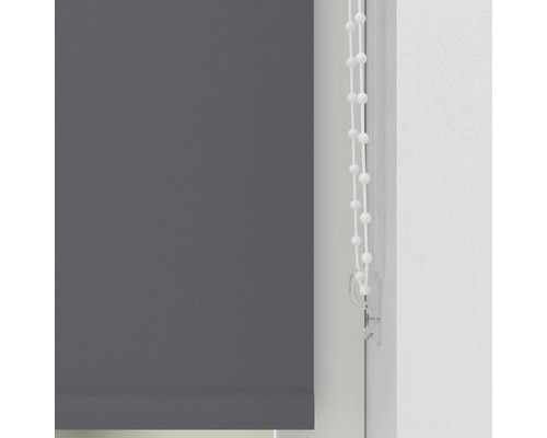 Šedá roleta s ovládacím řetízkem na okně