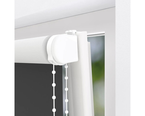 Detailní pohled na roletu s řetízkovým ovládáním pro dekoraci oken