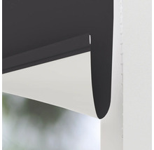 Detailní pohled na roletu u okna