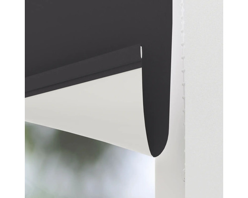 Detailní pohled na roletu u okna