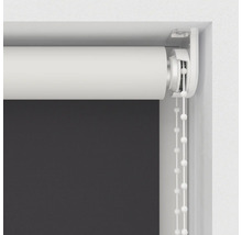 Roleta s řetízkovým ovládáním v okenním rámu