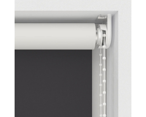 Roleta s řetízkovým ovládáním v okenním rámu