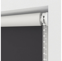 Detailní pohled na roletu s ovládacím řetízkem pro dekoraci oken