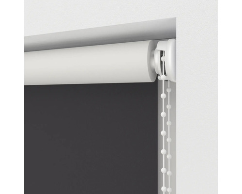 Detailní pohled na roletu s ovládacím řetízkem pro dekoraci oken