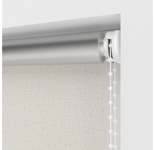 Detail rolety s ovládacím řetízkem na zdi