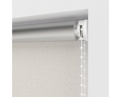 Detail rolety s ovládacím řetízkem na zdi