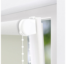 Detailní pohled na bílou roletu s řetízkovým ovládáním v okenním rámu.