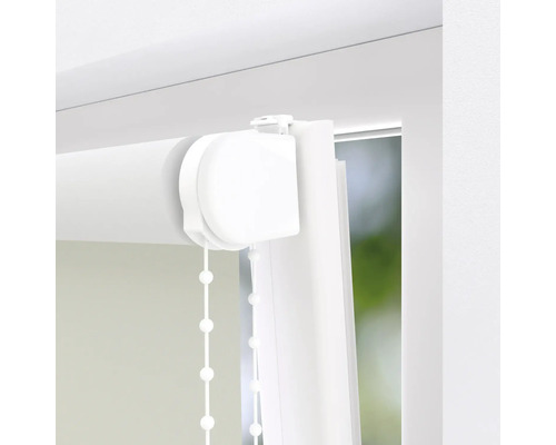 Detailní pohled na bílou roletu s řetízkovým ovládáním v okenním rámu.