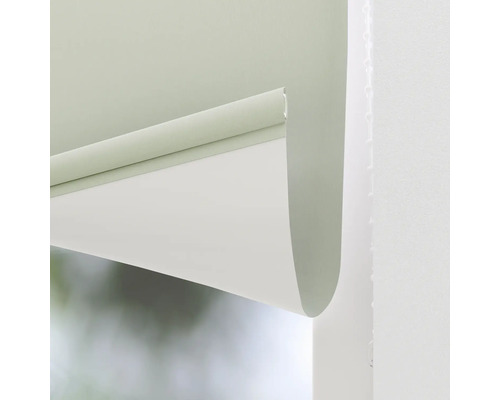 Detailní pohled na roletu u okna