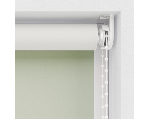 Zelená roleta s řetízkovým ovládáním u okna