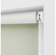 Roleta s řetízkovým ovládáním na okně