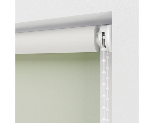 Roleta s řetízkovým ovládáním na okně