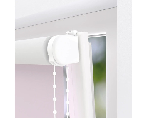 Detailní pohled na roletu v okně