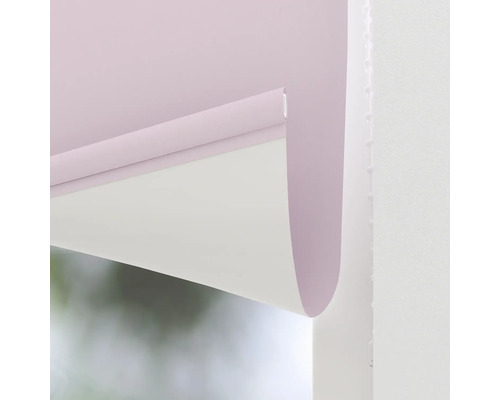 Detailní pohled na okenní roletu