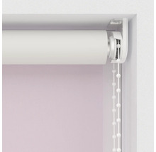 Detailní pohled na roletu s řetízkovým mechanismem pro dekoraci oken