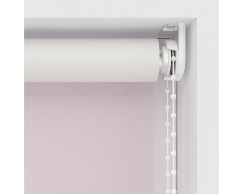 Detailní pohled na roletu s řetízkovým mechanismem pro dekoraci oken