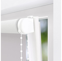 Detail bílé rolety s řetízkovým ovládáním u okna