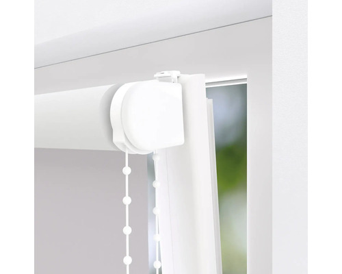 Detail bílé rolety s řetízkovým ovládáním u okna