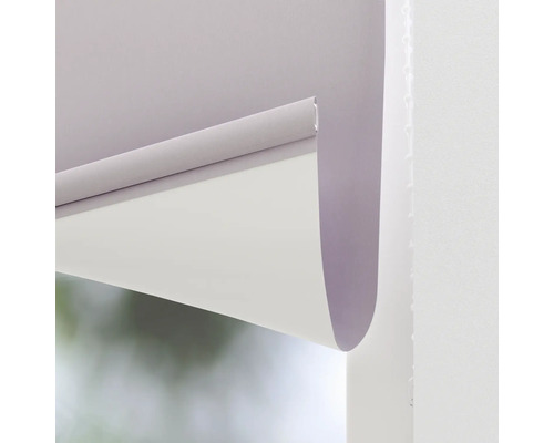 Detailní pohled na roletu na okně