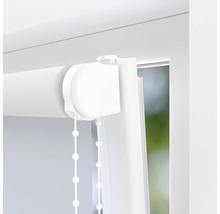 Detail bílé rolety u okna