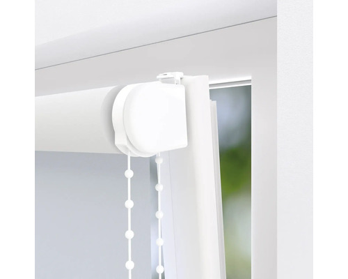 Detail bílé rolety u okna