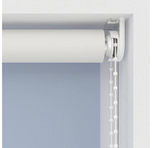 Detailní pohled na roletu s řetízkovým pohonem u okna