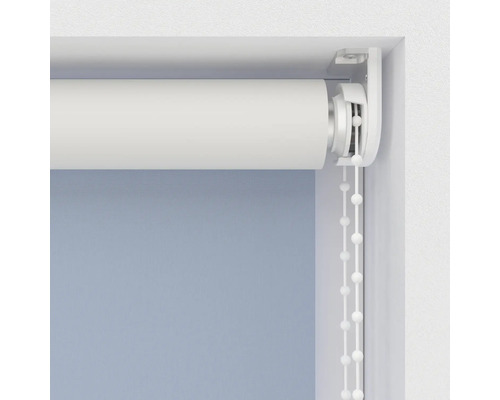 Detailní pohled na roletu s řetízkovým pohonem u okna