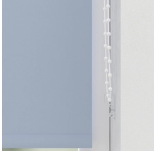 Roleta s ovládacím řetízkem na okně