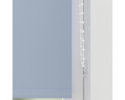 Roleta s ovládacím řetízkem na okně