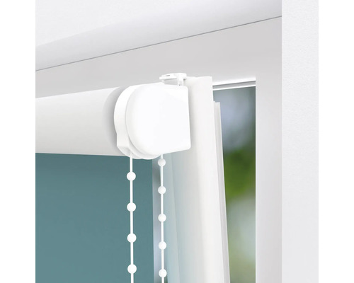 Detailní pohled na bílou roletu s řetízkovým ovládáním u okna.