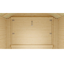 Vnitřní pohled na zahradní domek s dřevěnými stěnami a sklopným oknem