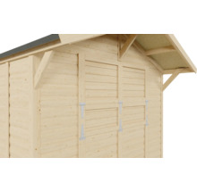 Detailní pohled na zahradní domek s dřevěnými stěnami a okenicemi