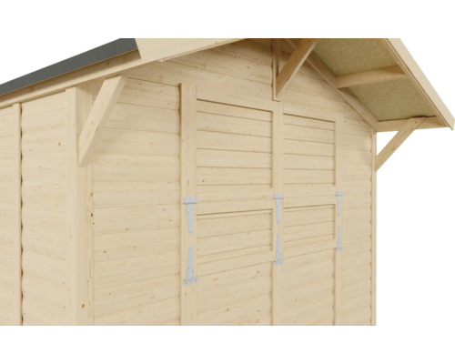 Detailní pohled na zahradní domek s dřevěnými stěnami a okenicemi