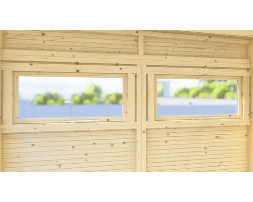 Dřevěná stěna se dvěma okny