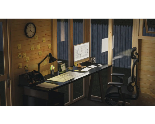 Kancelářské pracoviště se stolem, kancelářskou židlí a počítačem v dřevěné chatě