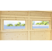 Vnitřní pohled na zahradní domek se dvěma okny