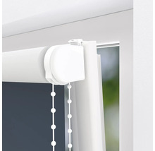 Detail bílé rolety s řetízkovým ovládáním u okna