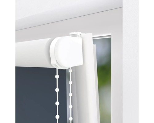 Detail bílé rolety s řetízkovým ovládáním u okna