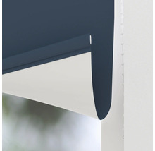 Detailní pohled na modrobílou okenní roletu s řetízkovým ovládáním