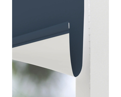 Detailní pohled na modrobílou okenní roletu s řetízkovým ovládáním