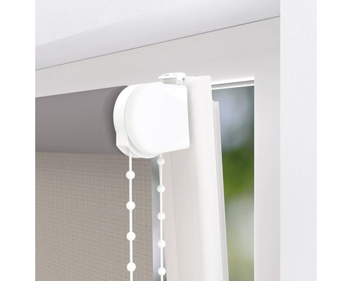 Detailní pohled na roletu s ovládacím řetízkem pro dekoraci oken